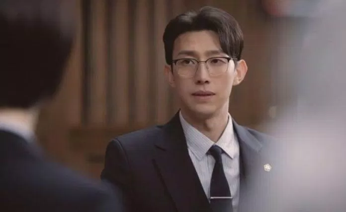 Kang Ki-young trong vai luật sư cấp cao Jung Myeong-seok trong một bức ảnh tĩnh từ