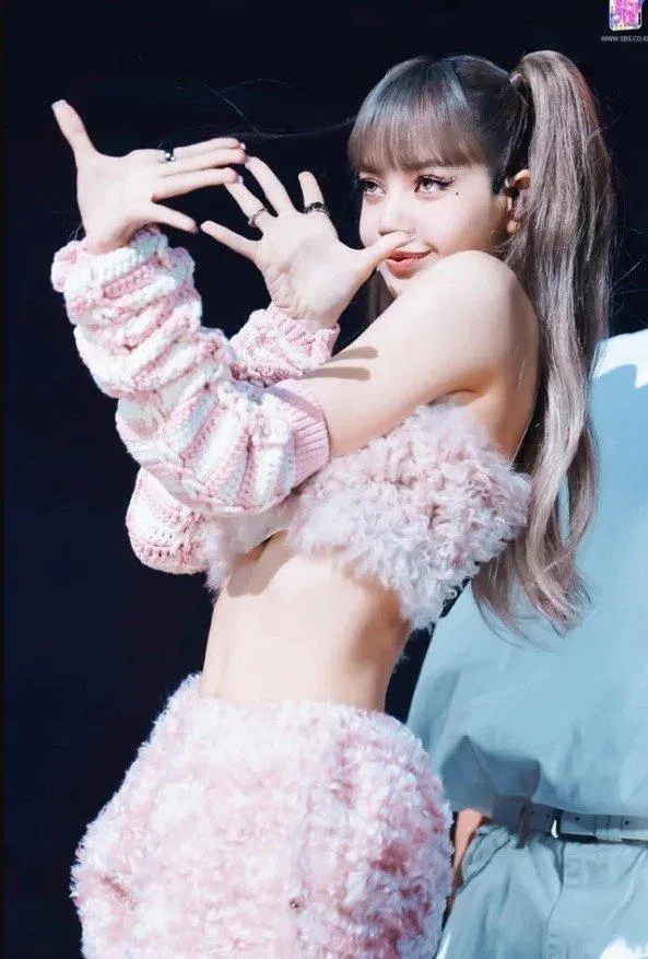 Nữ thần tượng tỏa sáng rực rỡ trên sân khấu