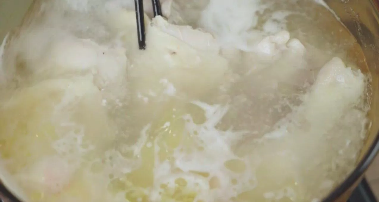 Luộc thịt gà và vớt bọt khi sôi (nguồn: cobabinhduong)