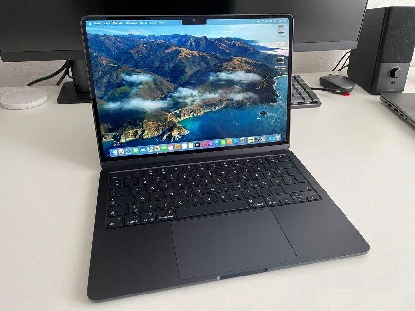 MacBook Air M2 có kích thước nhỏ gọn và cực mỏng (Ảnh: Internet). MacBook Air M2 có kích thước nhỏ gọn và cực mỏng (Ảnh: Internet).