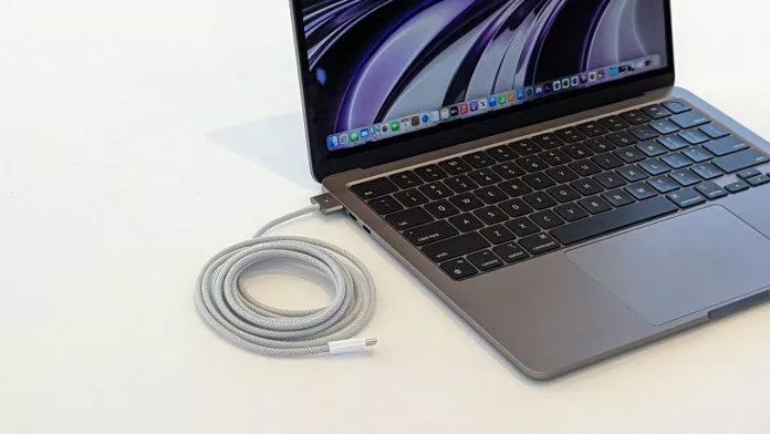 Chiếc MacBook Air mới có thể sạc bằng MagSafe (Ảnh: Internet).