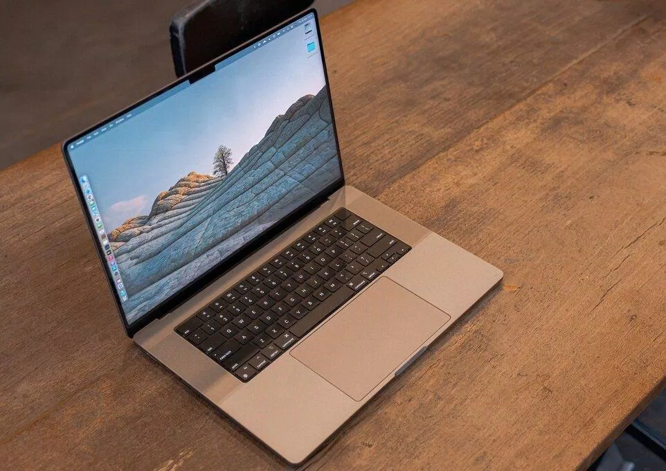Máy có màn hình lớn 16,2 inch và chip M1 Pro đủ mạnh để chạy các phần mềm chỉnh sửa ảnh nâng cao một cách dễ dàng (Ảnh: Internet). Máy có màn hình lớn 16,2 inch và chip M1 Pro đủ mạnh để chạy các phần mềm chỉnh sửa ảnh nâng cao một cách dễ dàng (Ảnh: Internet).