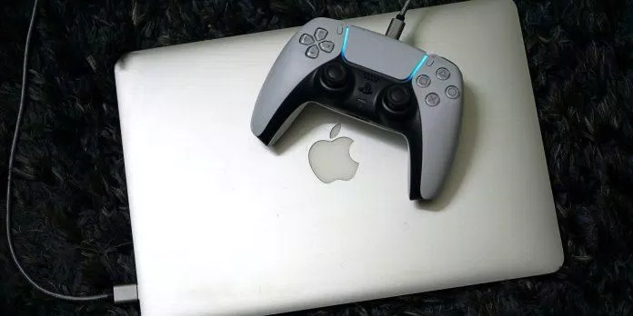 MacBook kết nối với tay cầm chơi game DualSense (Ảnh: Internet).