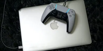 MacBook kết nối với tay cầm chơi game DualSense (Ảnh: Internet). MacBook kết nối với tay cầm chơi game DualSense (Ảnh: Internet).