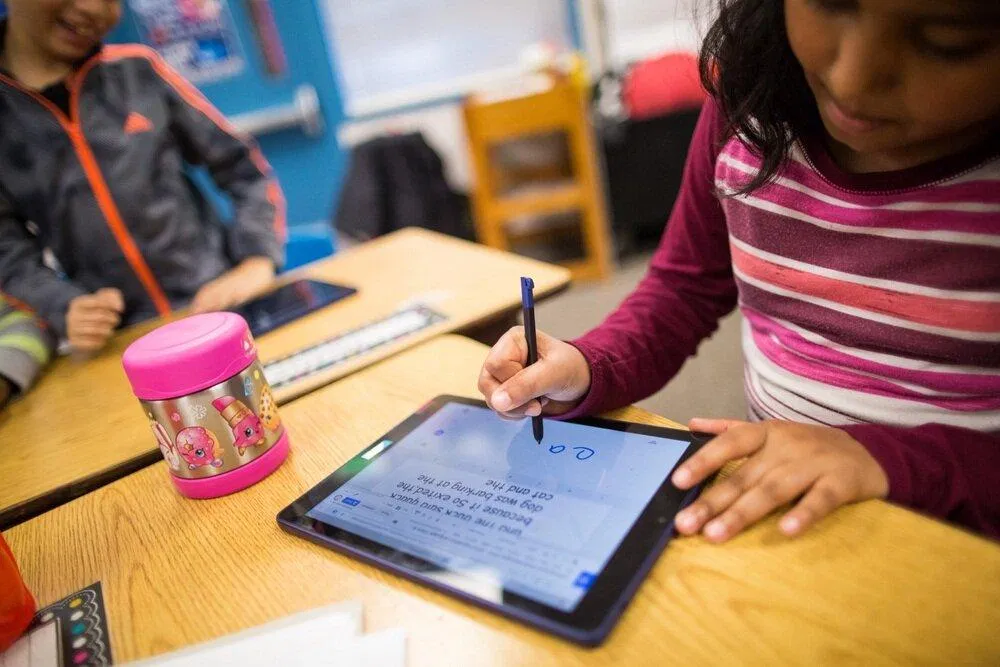 Máy tính bảng đã trở nên quen thuộc với trẻ em và học sinh sinh viên (Ảnh: Internet). Máy tính bảng đã trở nên quen thuộc với trẻ em và học sinh sinh viên (Ảnh: Internet).