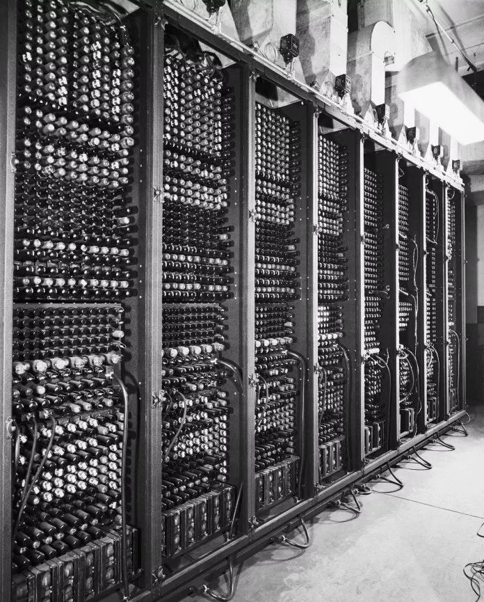 Một phần của cỗ máy ENIAC (Nguồn: Internet) Một phần của cỗ máy ENIAC (Nguồn: Internet)