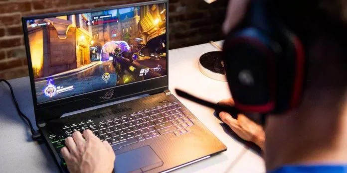Laptop vừa sạc vừa sử dụng (Ảnh: Internet) Laptop vừa sạc vừa sử dụng (Ảnh: Internet)