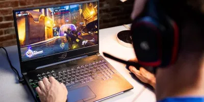 Laptop vừa sạc vừa sử dụng (Ảnh: Internet) Laptop vừa sạc vừa sử dụng (Ảnh: Internet)