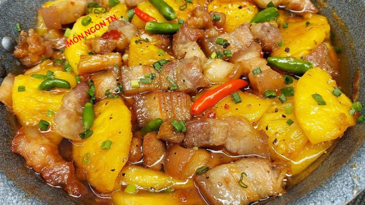 Món thịt kho dứa.