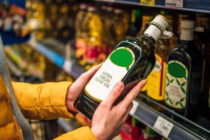 Dầu olive được bán ở hầu hết các siêu thị với đủ loại mẫu mã và chất lượng (Ảnh: Internet) Dầu olive được bán ở hầu hết các siêu thị với đủ loại mẫu mã và chất lượng (Ảnh: Internet)