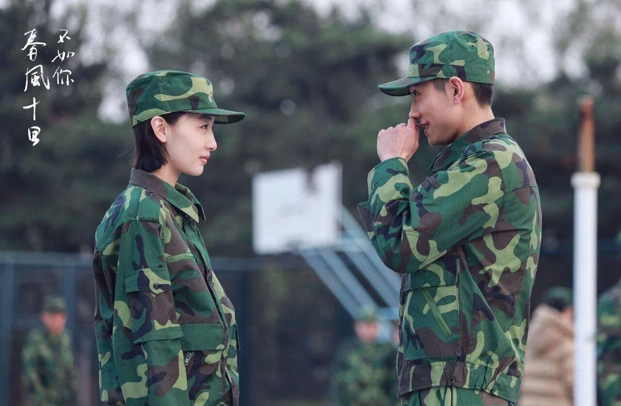 Châu Đông Vũ và bạn diễn Trương Nhất Sơn trong phim Mười dặm gió xuân chẳng bằng em.
