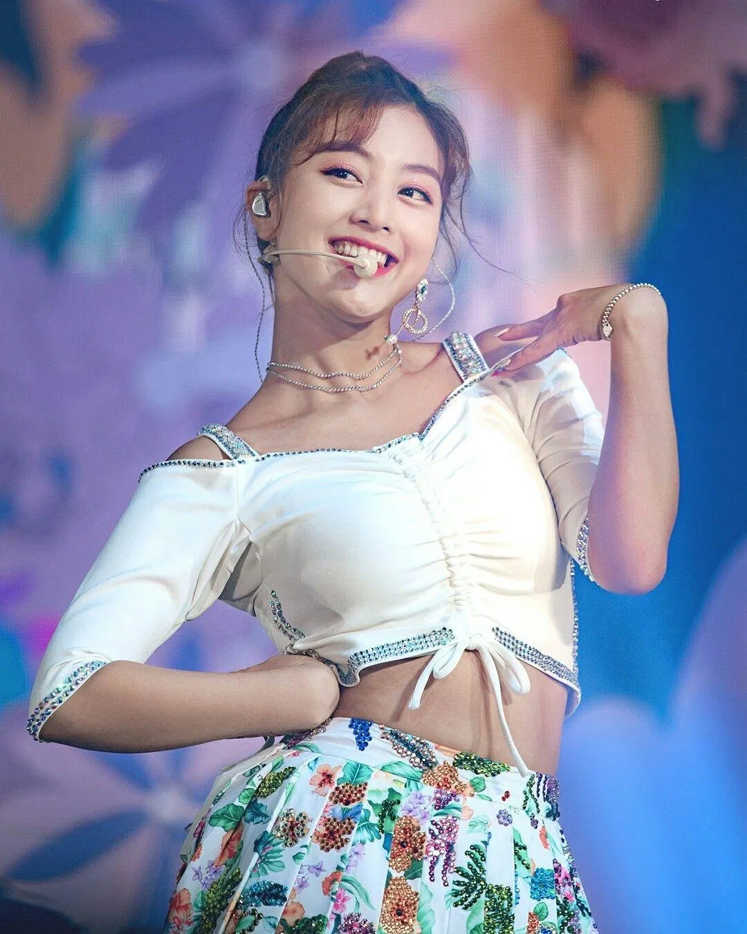 Jihyo luôn tràn đầy năng lượng trên sân khấu