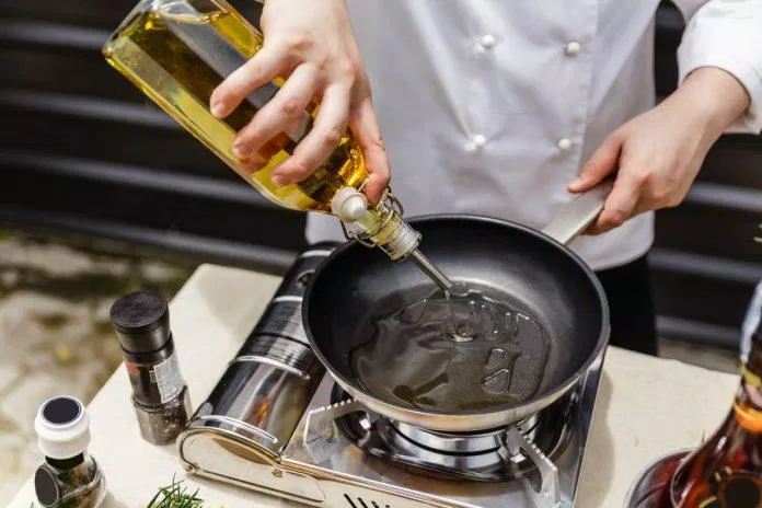 Xào nấu không làm mất chất dinh dưỡng trong dầu olive (Ảnh: Internet)