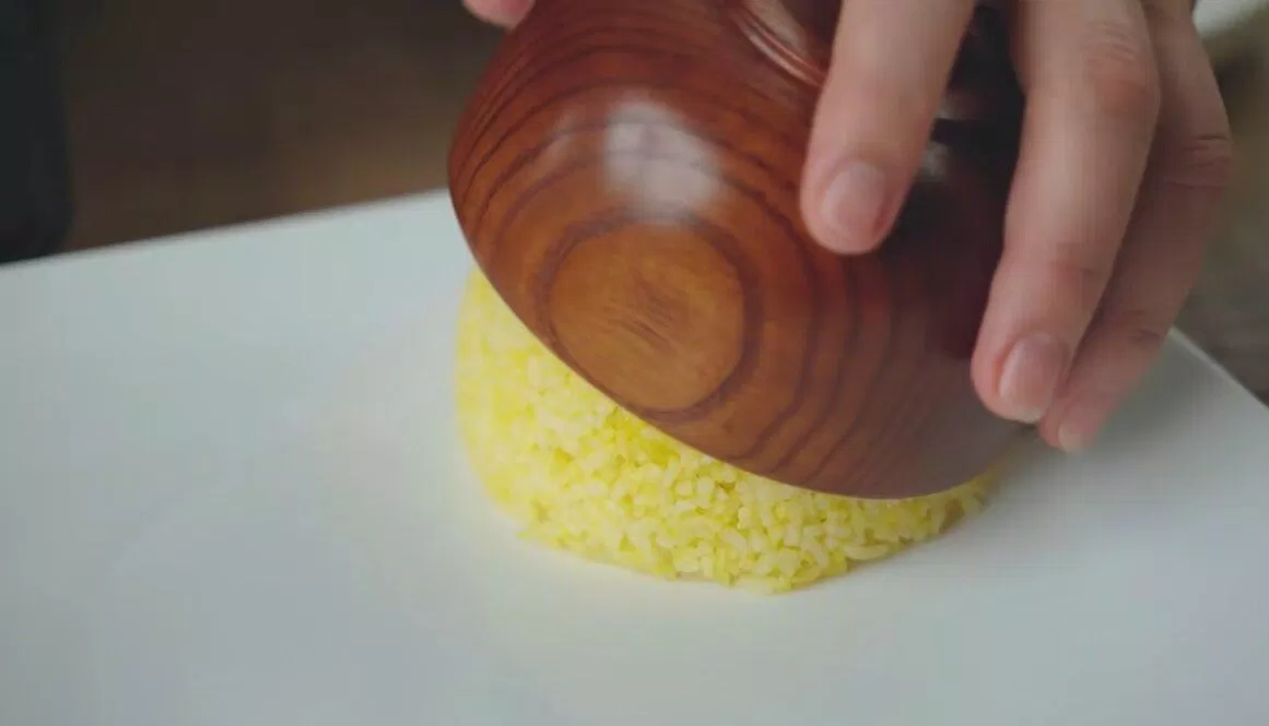 Nén cơm rang đang còn nóng vòa bát nhỏ (nguồn: cobabinhduong)