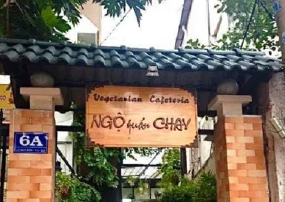 Khung cảnh phía trước quán (Nguồn: Internet)