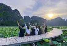 Check ịn nhóm tại đầm Sen Hang Múa - Ninh Bình (Nguồn: BlogAnChoi)