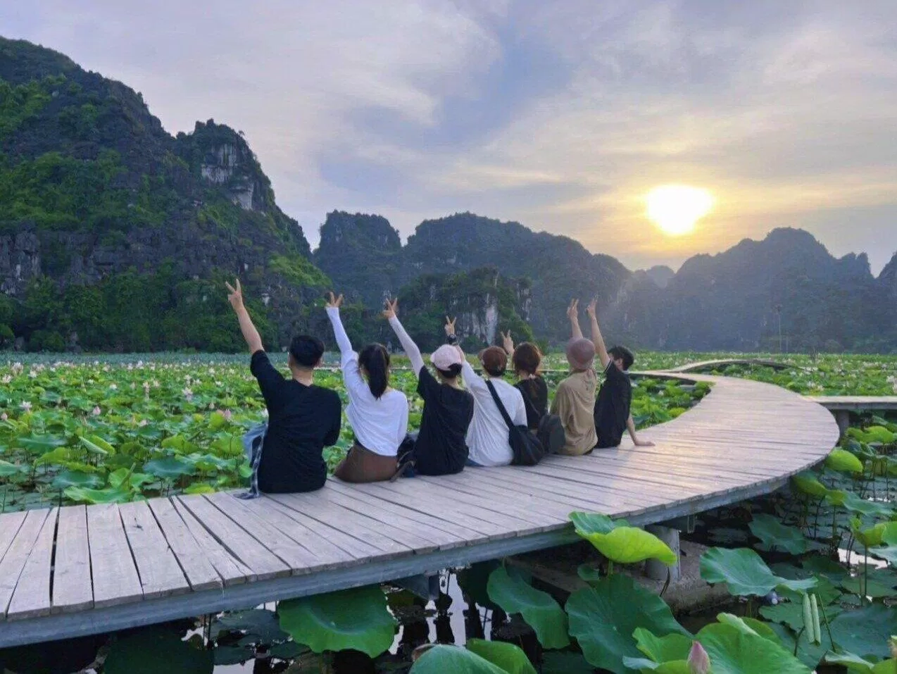 Check ịn nhóm tại đầm Sen Hang Múa - Ninh Bình (Nguồn: BlogAnChoi) Check ịn nhóm tại đầm Sen Hang Múa - Ninh Bình (Nguồn: BlogAnChoi)