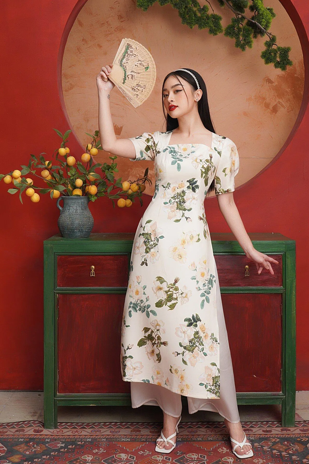 Thiết kế cách tân với phần cổ vuông và tay bồng. Nguồn: internet