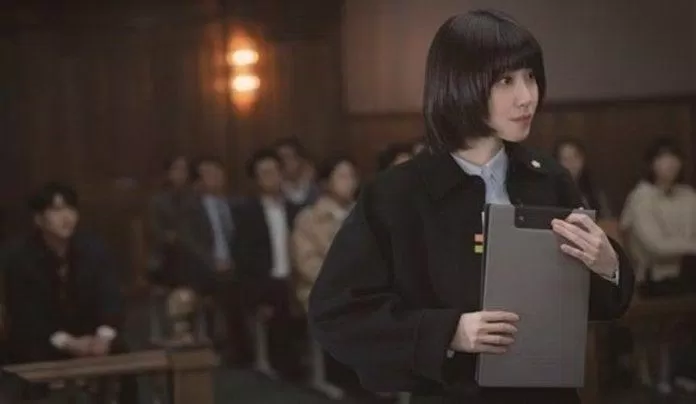 Park Eun-bin trong vai Woo Young-woo trong một bộ phim vẫn của Luật sư phi thường Woo, một bộ phim truyền hình K-drama của Netflix kể về các trường hợp và trải nghiệm của luật sư tự kỷ hư cấu đầu tiên của Hàn Quốc