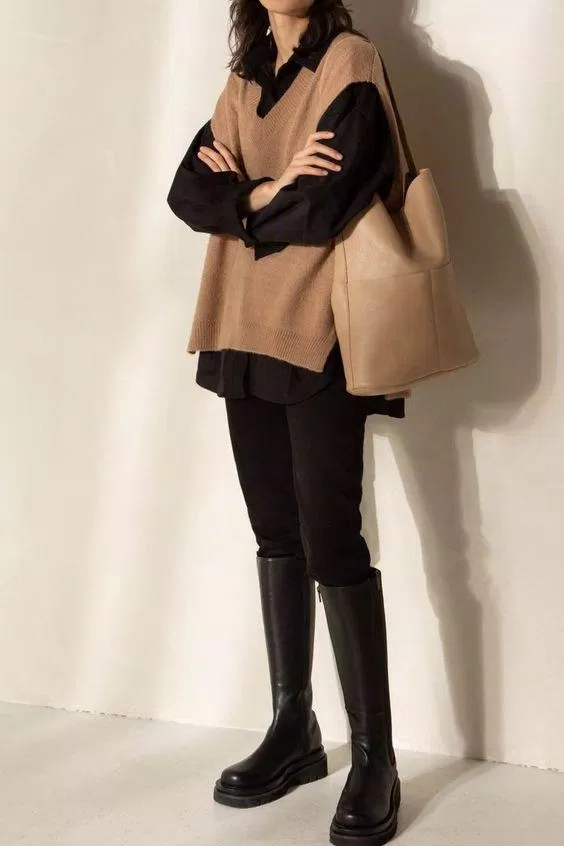 Kết hợp giữa áo sơ mi và gile mang đến một màu sắc mới cho outfit. (Nguồn ảnh: Internet).