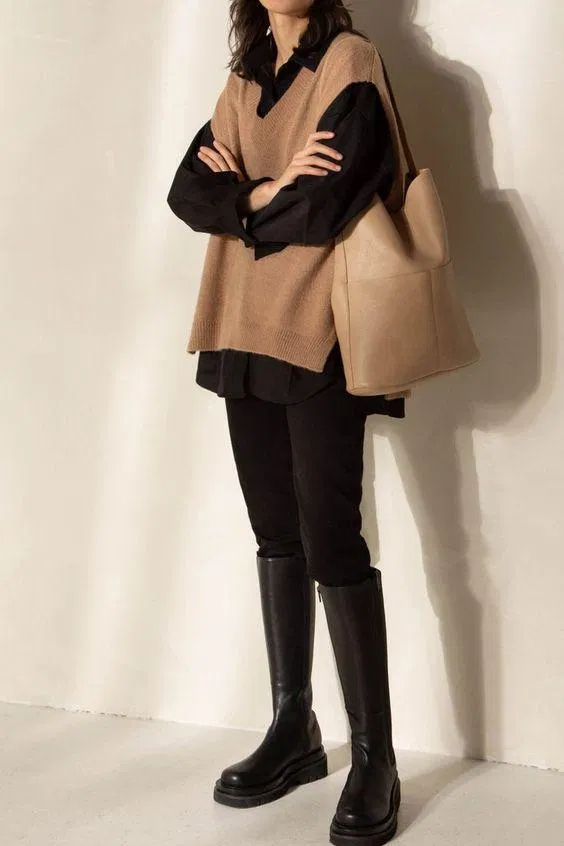 Kết hợp giữa áo sơ mi và gile mang đến một màu sắc mới cho outfit. (Nguồn ảnh: Internet).