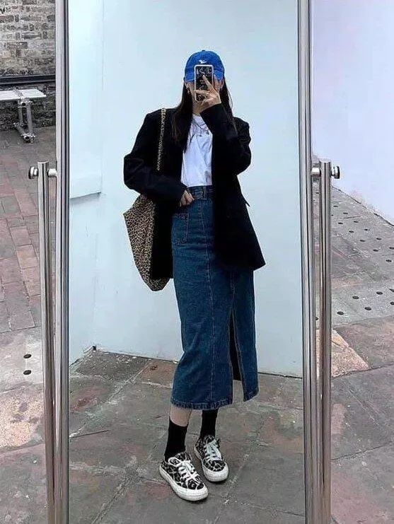 Chân váy jean dài kết hợp với blazer tăng độ cá tính cho outfit. (Nguồn ảnh: Internet)