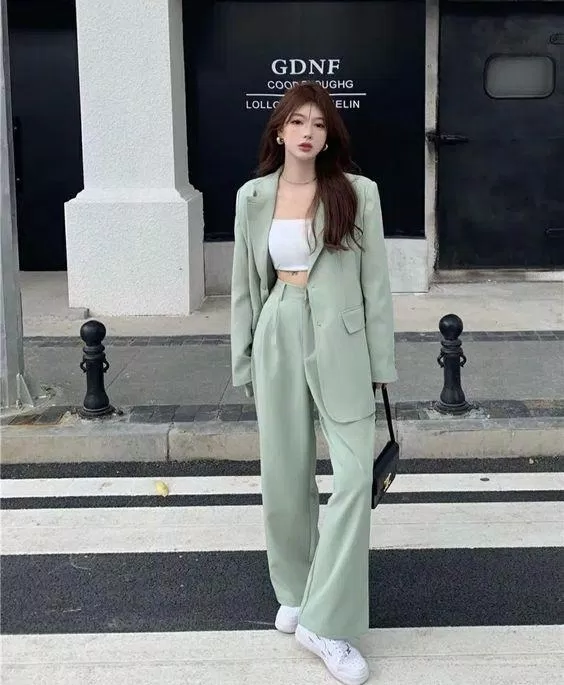 Set blazer màu xanh bơ nhạt hack chiều cao cho bạn. (Nguồn ảnh: Internet)