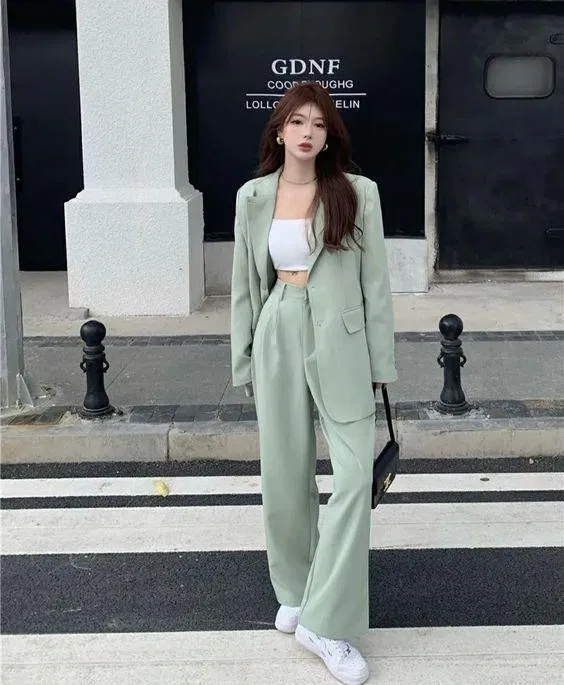 Set blazer màu xanh bơ nhạt hack chiều cao cho bạn. (Nguồn ảnh: Internet)