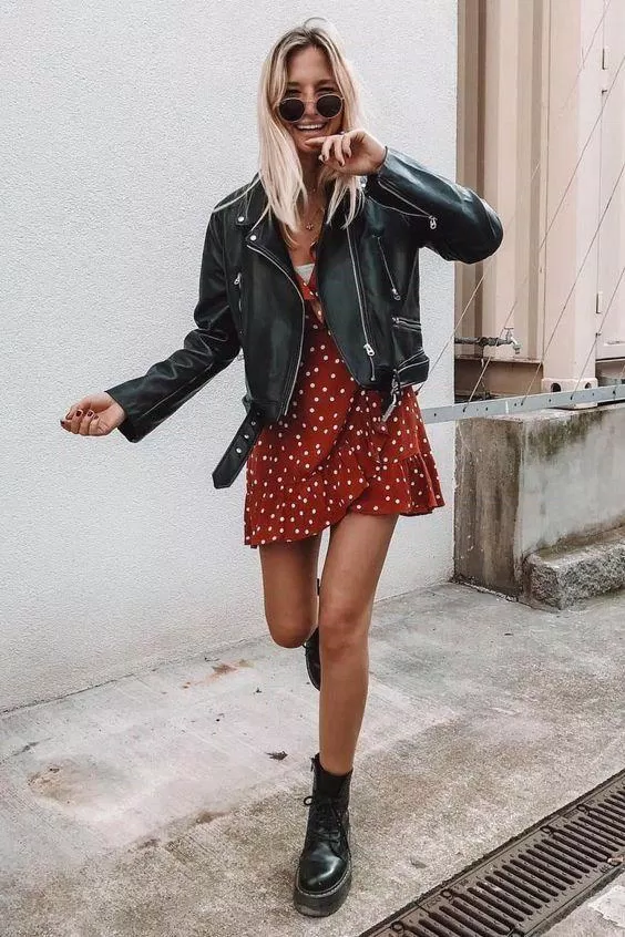 Kết hợp áo khoác da với đầm hoa nhí để có một outfit mới lạ, trẻ trung (Nguồn ảnh: Internet).