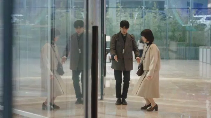park-eun-bi-cua-xoay-696x392.jpg