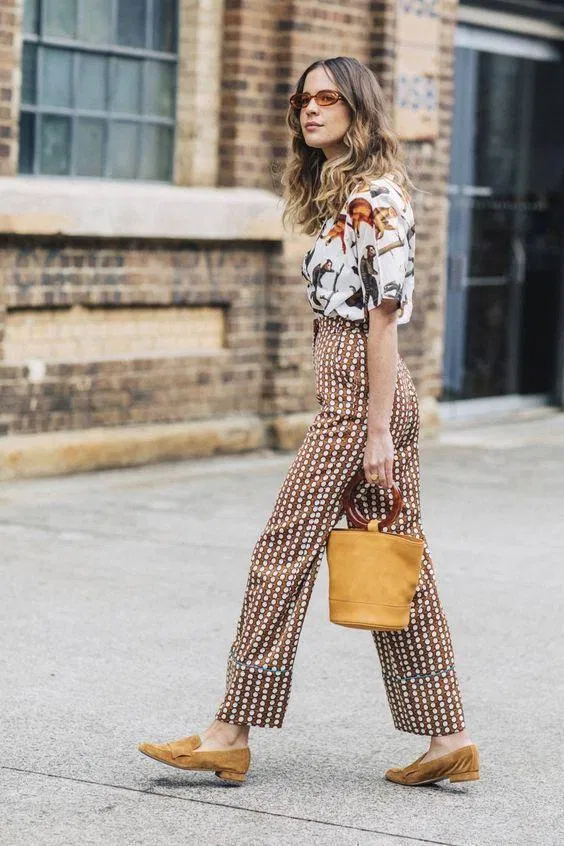 Họa tiết tone nâu đậm không hề già khi bạn biết kết hợp cùng item dáng cơ bản (Nguồn: Internet).