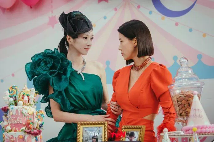 Thời trang trong Thiên thần bóng đêm amng vibe của sự quyền lực, xa hoa. Nguồn: internet