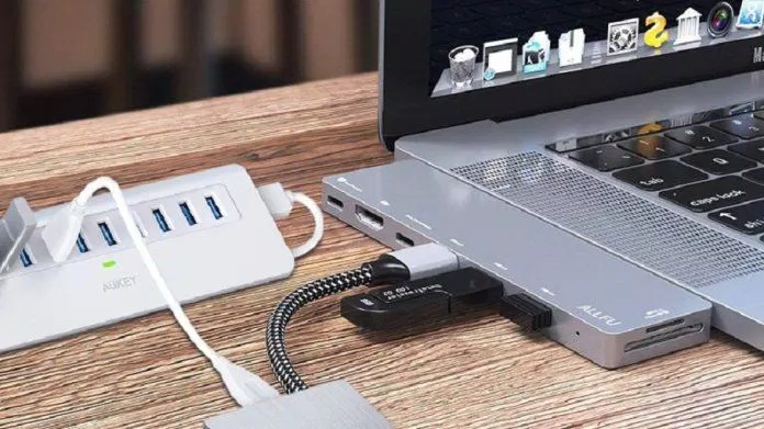 Hub USB bổ sung thêm rất nhiều cổng cắm USB cho laptop (Ảnh: Internet).