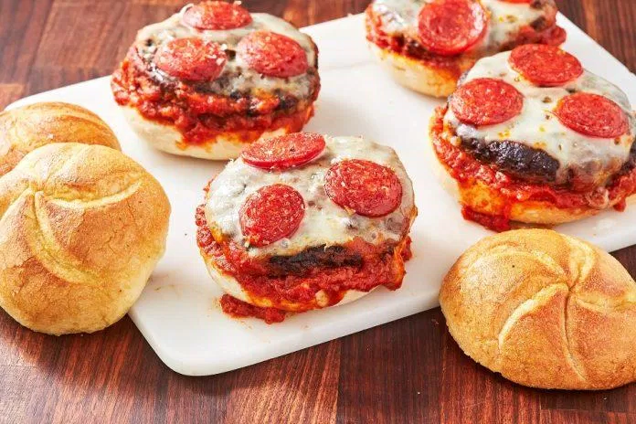 Pepperoni Pizza Burger (Nguồn: Internet) Pepperoni Pizza Burger (Nguồn: Internet)