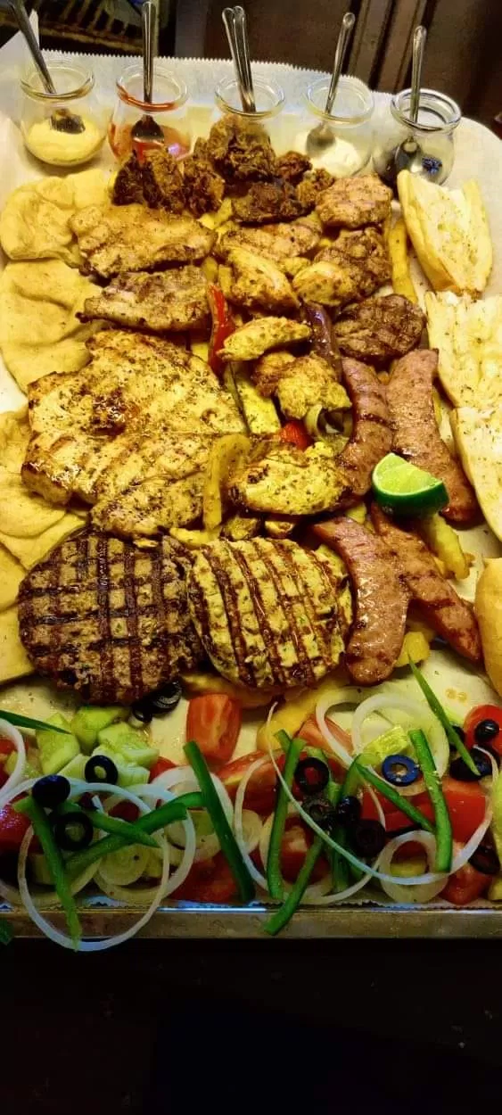 Phần đồ ăn đầy ắp của Mix Restaurant. (Ảnh: Internet)