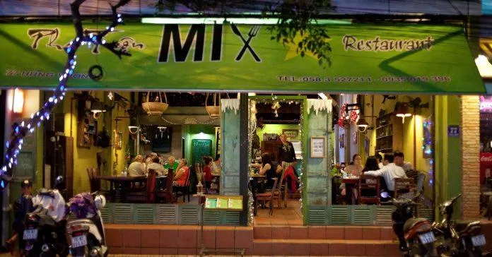 Không gian bên ngoài của Mix Restaurant. (Ảnh: Internet)
