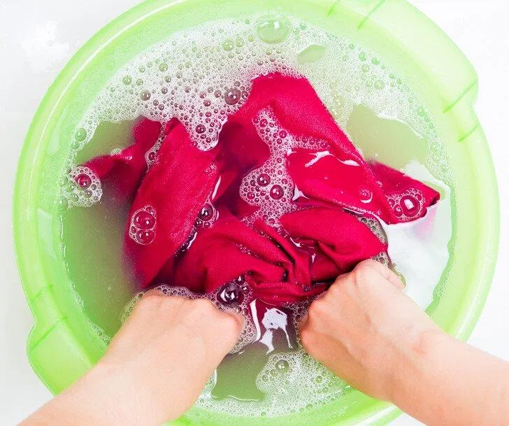 Đừng ngâm quần áo quá lâu nhé (Ảnh: Internet)