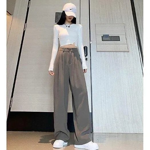 áo thun croptop mix quần ống rộng ( Ảnh: Internet)