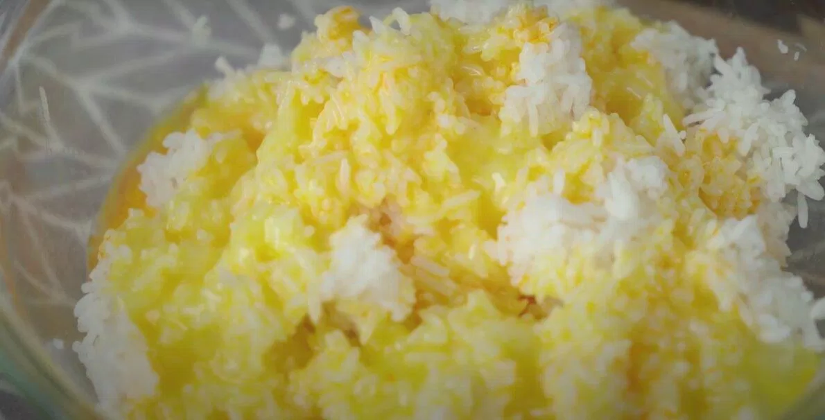 Rang cơm với trứng và chút màu dầu điều (nguồn: cobabinhduong) Rang cơm với trứng và chút màu dầu điều (nguồn: cobabinhduong)