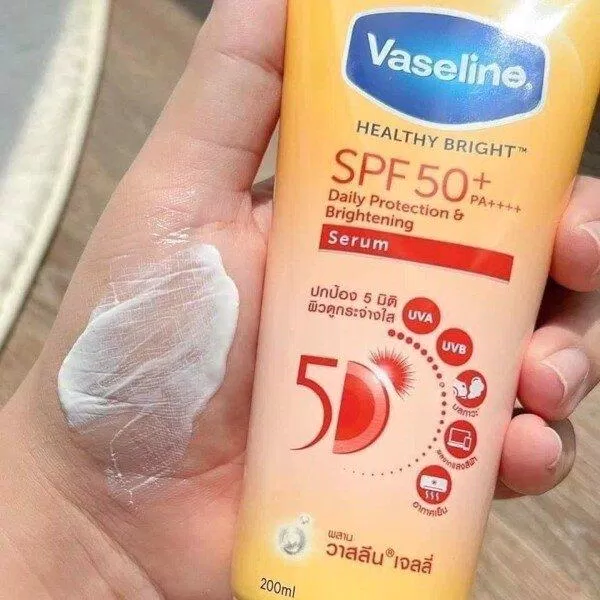 Kết cấu thấm siêu nhanh của serum chống nắng Vaseline 50x bản mới Kết cấu thấm siêu nhanh của serum chống nắng Vaseline 50x bản mới