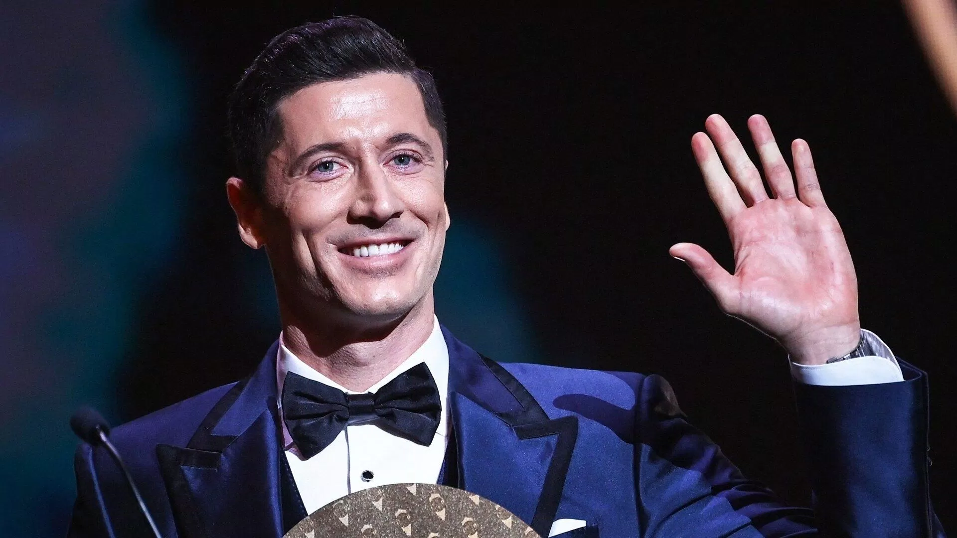 Lewandowski về thứ hai tại cuộc bầu chọn Ballon D’or 2021, sau Lionel Messi (Nguồn: Internet). Lewandowski về thứ hai tại cuộc bầu chọn Ballon D’or 2021, sau Lionel Messi (Nguồn: Internet).