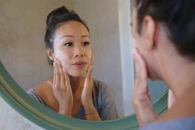 Nước ấm giúp loại bỏ hoàn toàn lớp mặt nạ trên da