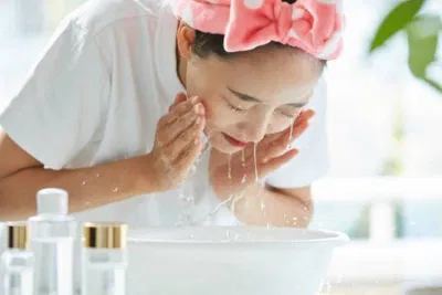 Rửa sạch mặt giúp dưỡng chất hấp thụ tốt hơn