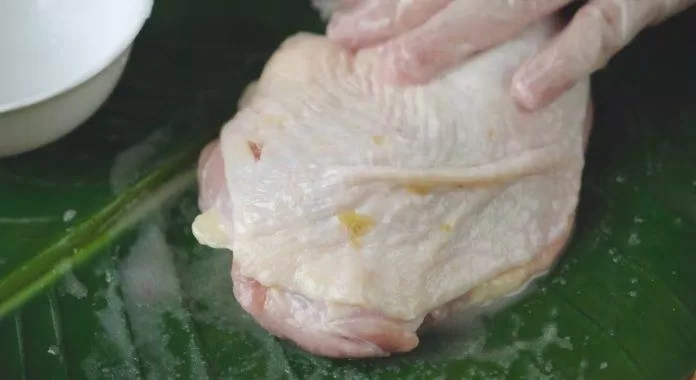 Rửa thịt gà bằng nước và rượu để khử mùi hôi (nguồn: cobabinhduong)