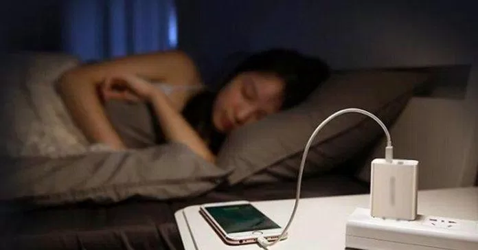 Thỉnh thoảng để quên cắm sạc điện thoại qua đêm cũng không sao (Ảnh: Internet).