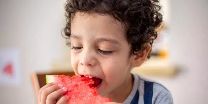 Dùng dưa hấu quá lạnh là sai lầm khi ăn dưa hấu của nhiều gia đình (Nguồn: Internet)