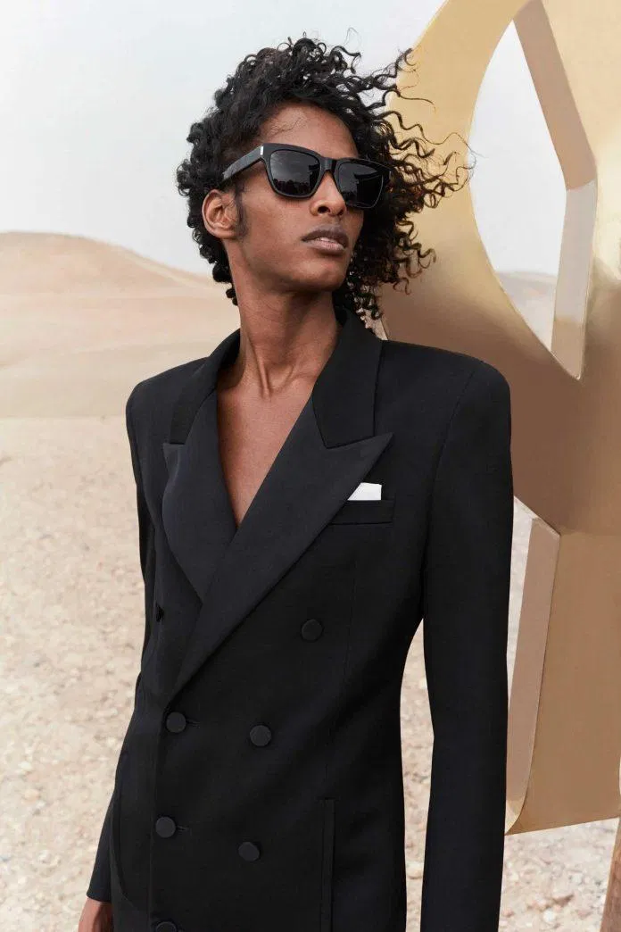 Saint Laurent trình diễn quần áo nam mùa xuân / mùa hè năm 2023 ở sa mạc Agafay gần Marrakech