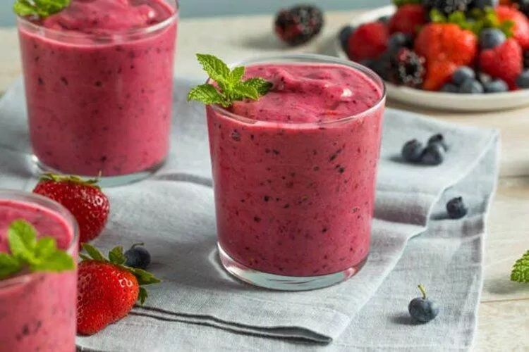 Tự làm sinh tố sữa chua hoa quả sẽ "healthy" hơn mua sẵn (Ảnh: Internet) Tự làm sinh tố sữa chua hoa quả sẽ "healthy" hơn mua sẵn (Ảnh: Internet)