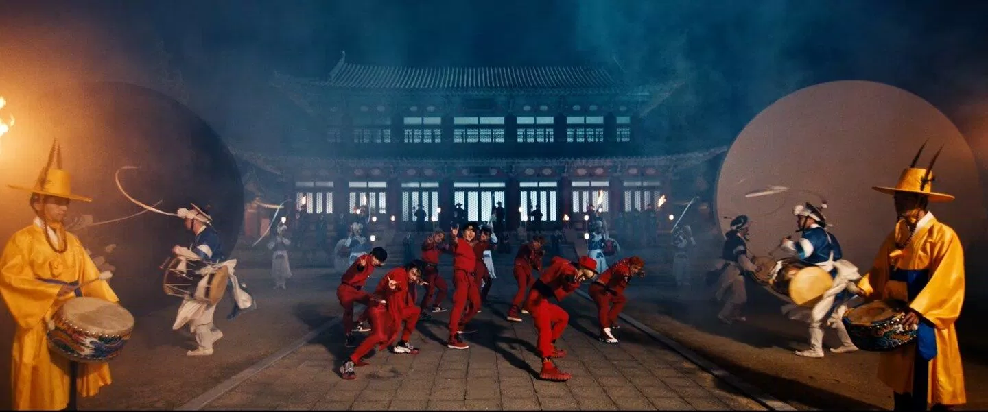 Stray Kids đưa yếu tố tuyền thống vào cả giai điệu lẫn MV của "Thunderous"