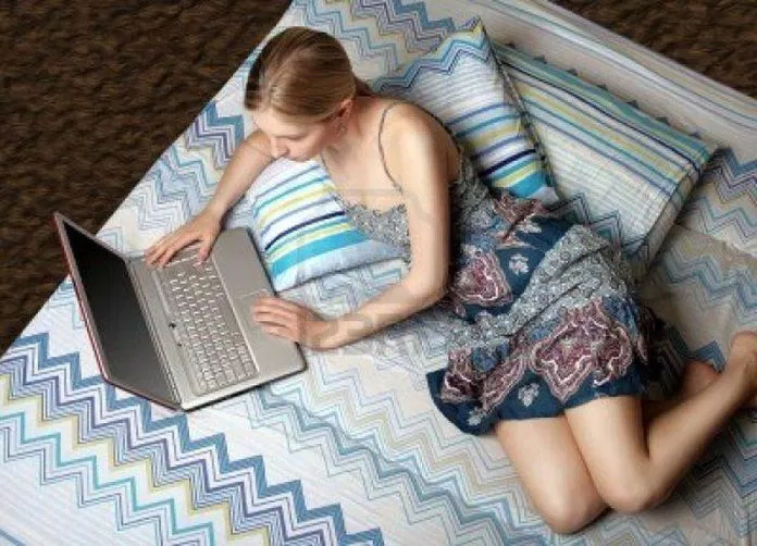 Tránh sử dụng laptop trên các bề mặt không tản nhiệt (Ảnh: Internet) Tránh sử dụng laptop trên các bề mặt không tản nhiệt (Ảnh: Internet)